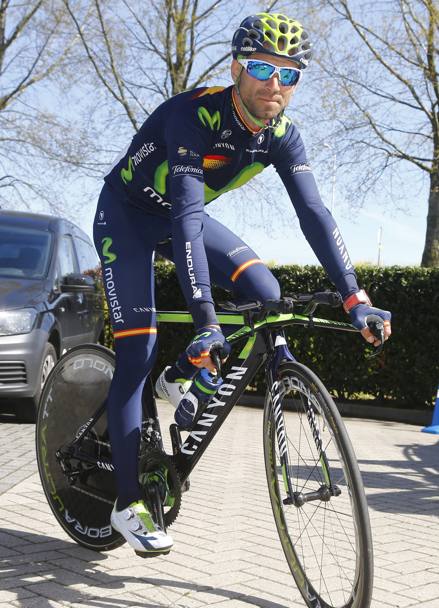 Alejandro Valverde prova la bici da crono. Bettini